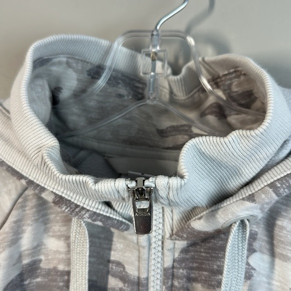 Athleta Womens Triumph Printed Hoodie in Grey Gypsum Camo Size Large Thumb Holes - Picture 14 of 16